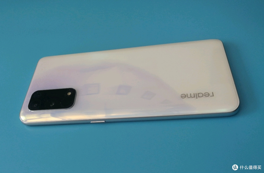 白色的开起来显得不是那么花里胡哨,配上送的透明壳,还是不错的.