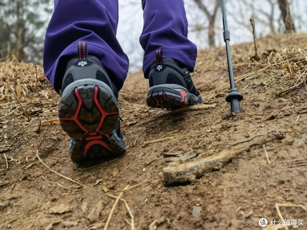 图途户外防滑徒步鞋“跋山涉水，勇者无畏”