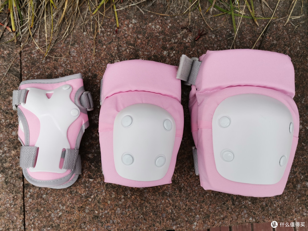 从左到右：手套、护肘、护膝