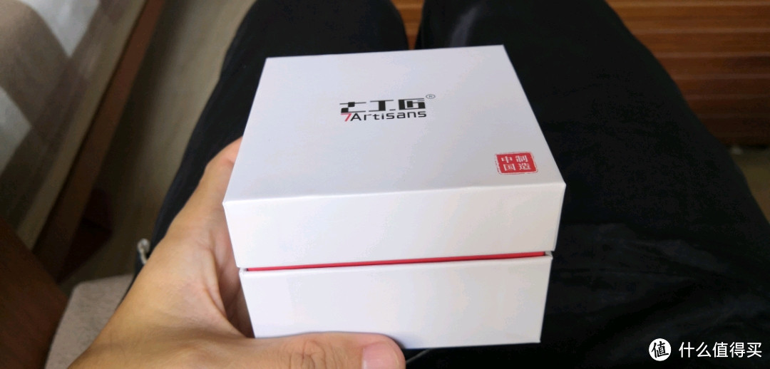 类似手机盒设计,拉起盖子,盖子和盒子阻尼很好