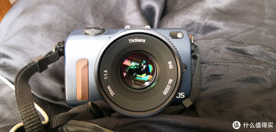 镜头装在相机上的表现，镜头镀膜好看，滤镜口径49mm
