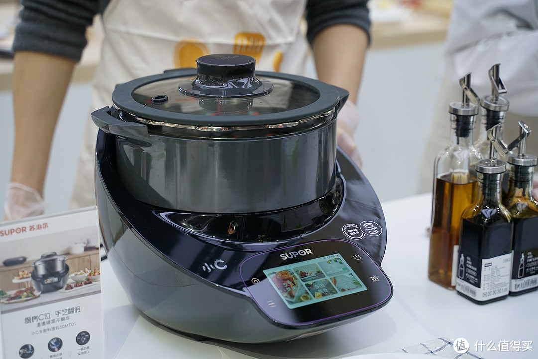 2021值选AWE：厨房小白也能做硬菜 苏泊尔发布小C主厨料理机