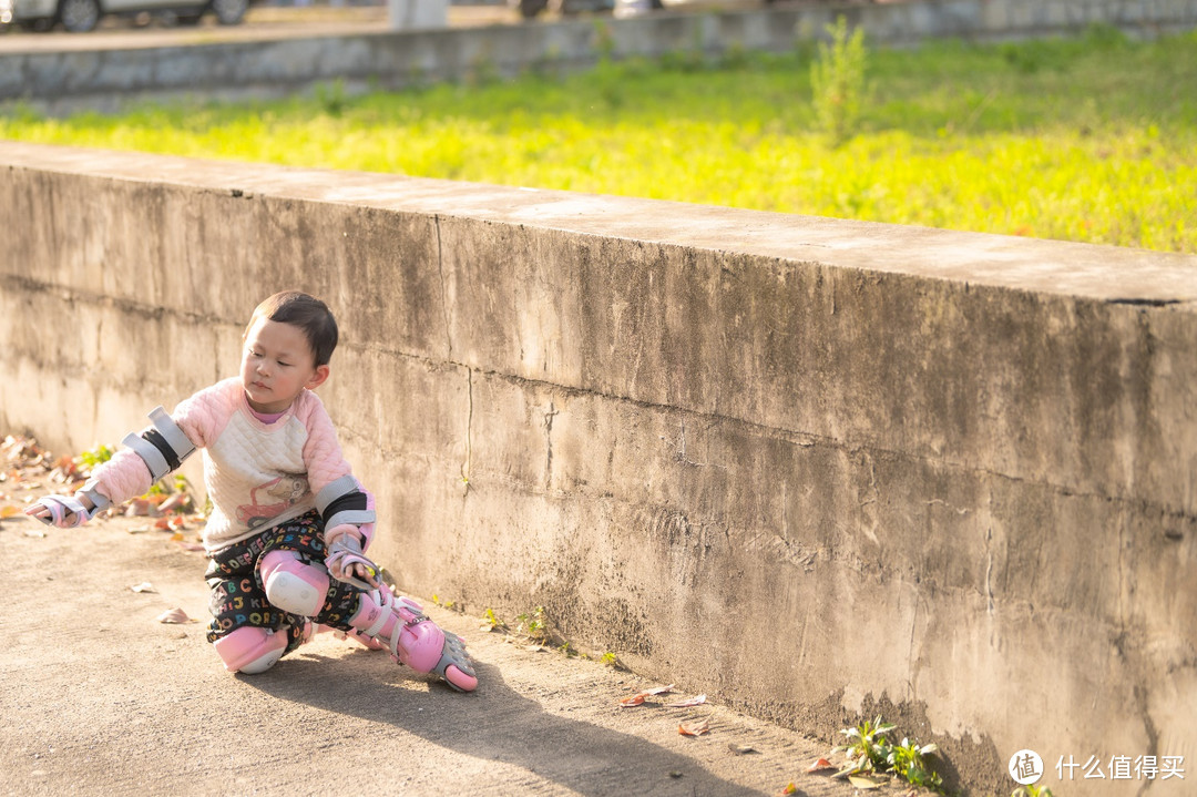 问：如何一天教会三岁孩子滑轮滑？答：换双专业的儿童轮滑鞋——柒小佰 小怪兽儿童轮滑鞋套装