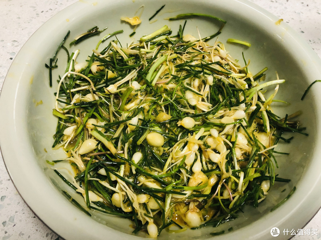 七旬奶奶街头卖稀罕菜,1元1捆无人买,我一下买5捆,就认这个味