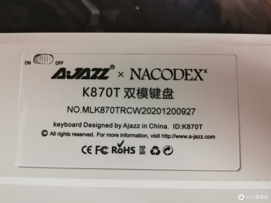 这个是后面的铭牌详情，还有无线蓝牙模式开关。如果使用有线模式，直接在off位置就可以，不需要开。