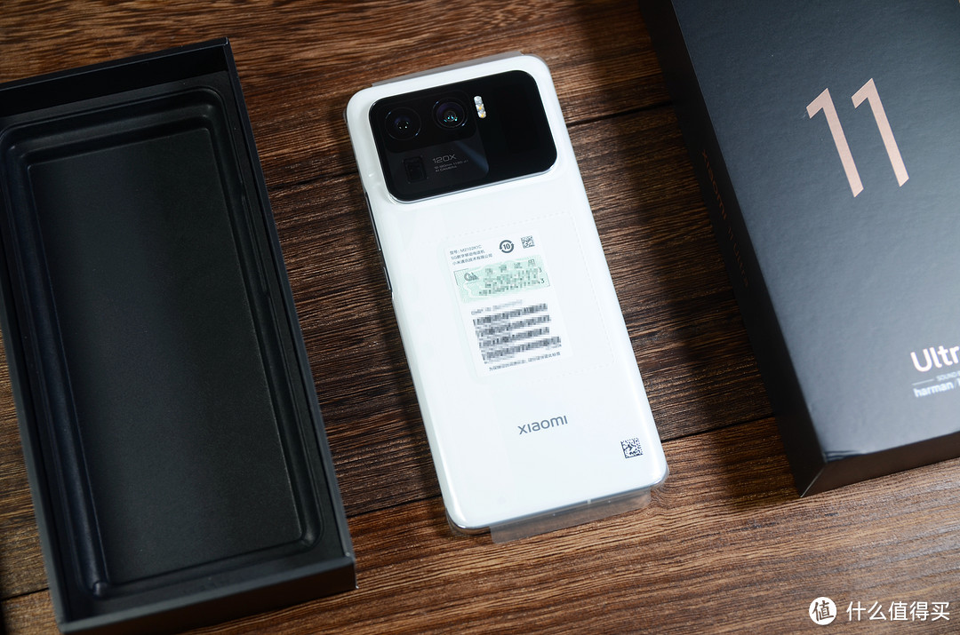 ▼小米11ultra的包装盒风格与10ultra银色炫酷风格不同,回归沉稳商务