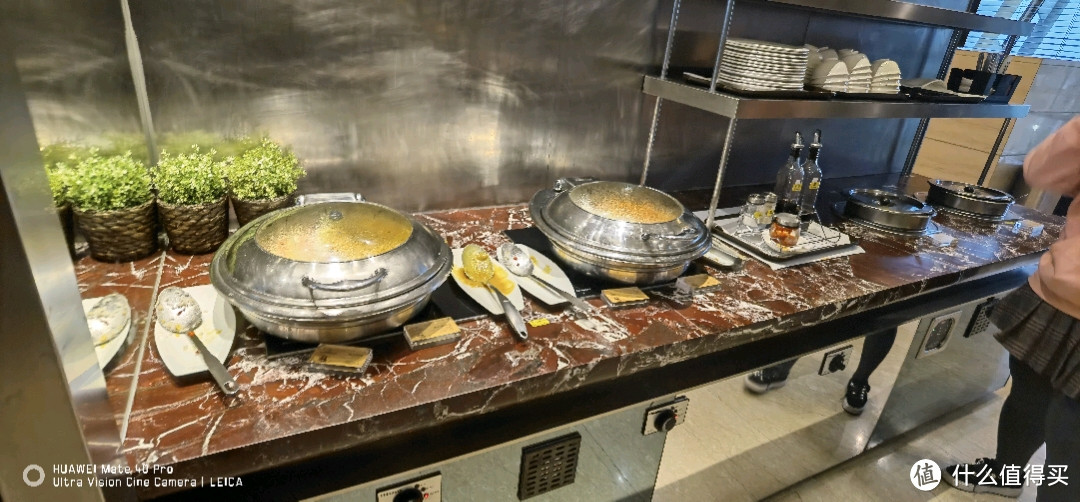 热餐区，今天的餐食有炒面，炒饭，咖喱鸡和西芹炒面筋