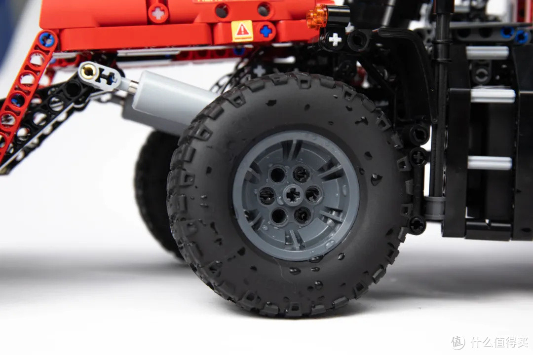 从轮胎质感来说，onebot的做工质感还是可以和乐高有一拼的。并不会感到很廉价。