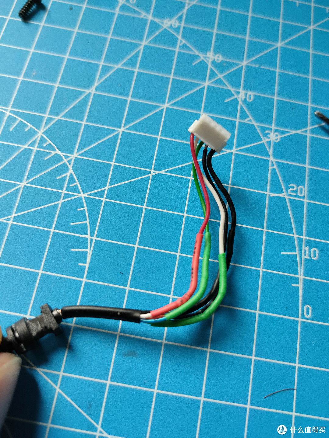 把USB线剪断，两个断端连起来，用热缩管加固下。