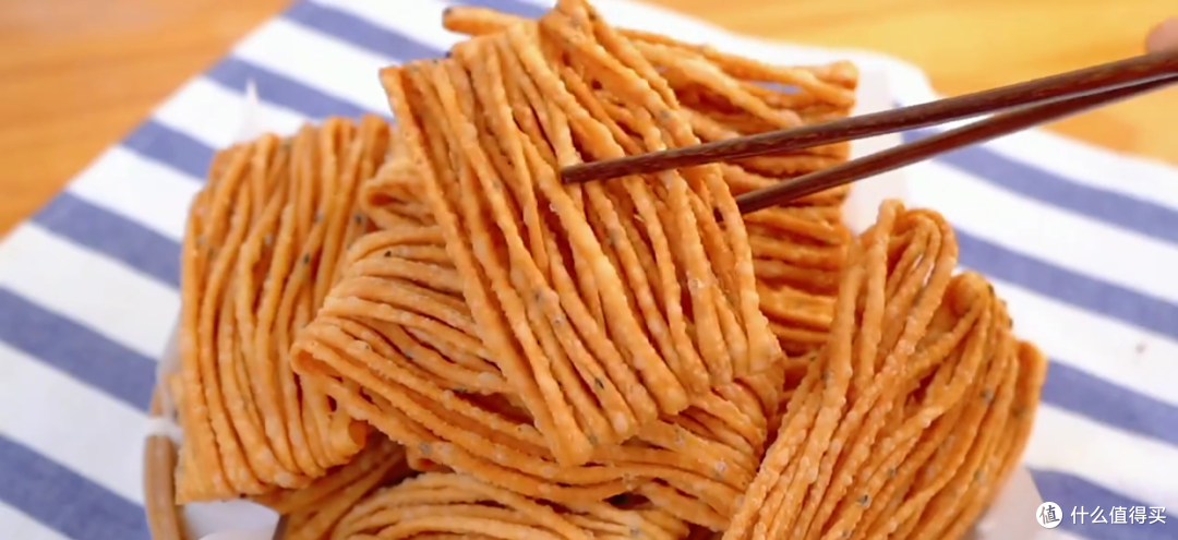 炸馓子,口口香脆,别提有多好吃了