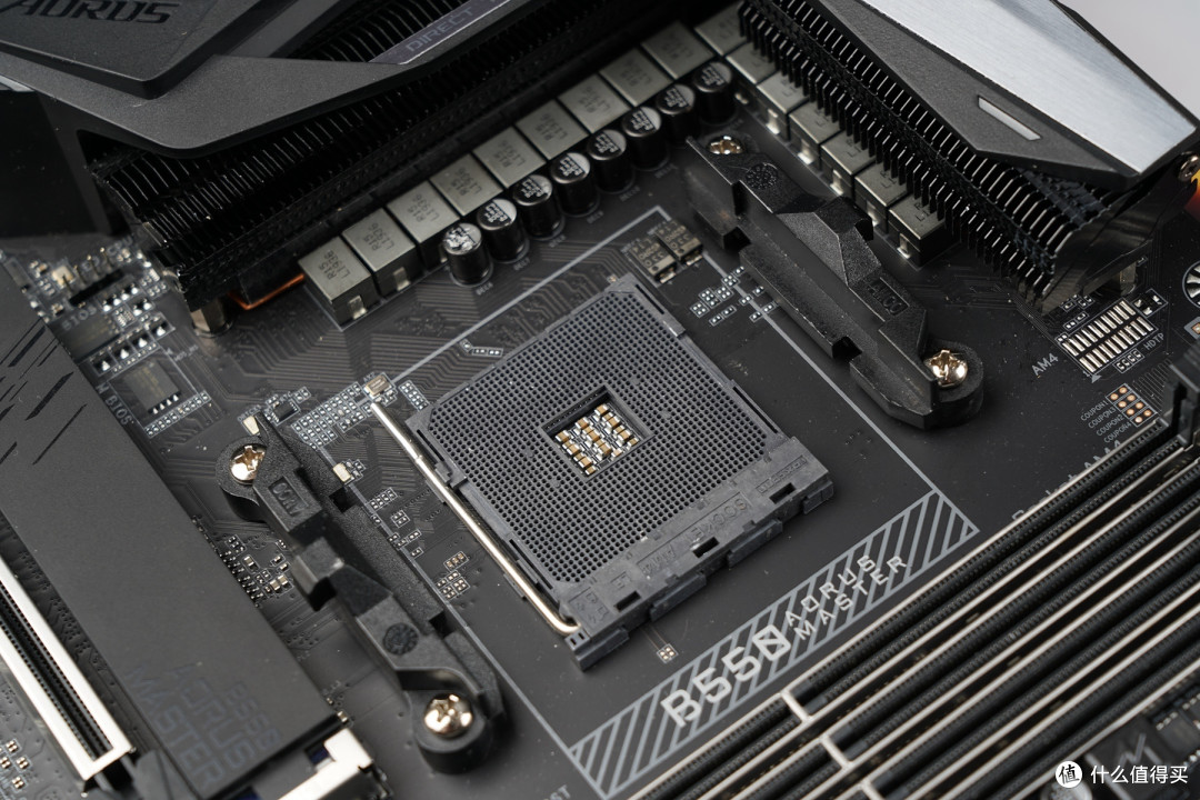 AMD AM4接口，完美兼容Zen 3全新架构的锐龙5000系列处理器。