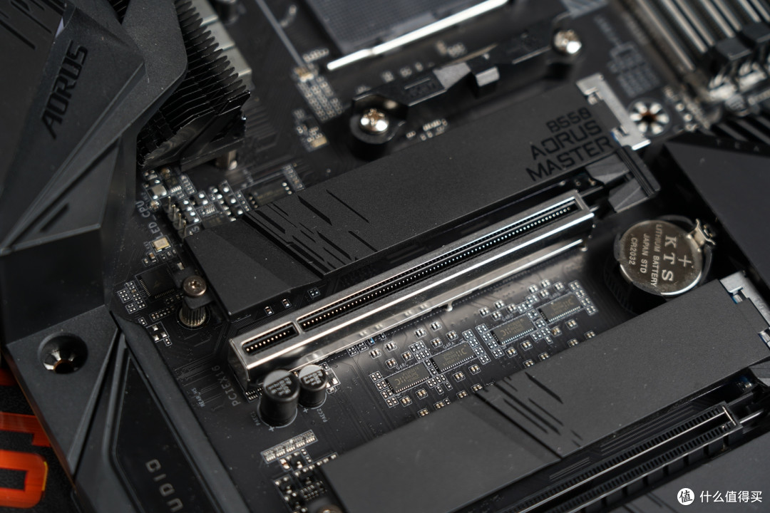 PCIe×16显卡插槽，并做了金属保护罩。