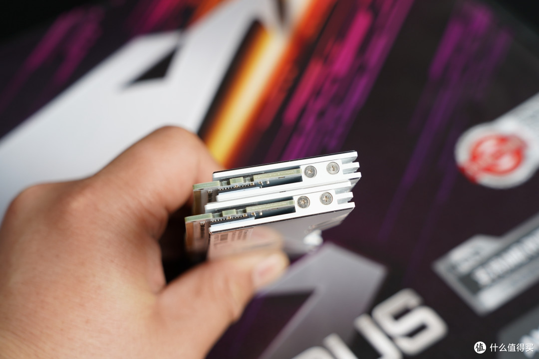 内存颗粒优选三星B-Die，搭配升级的10层加强版白色A2 PCB。