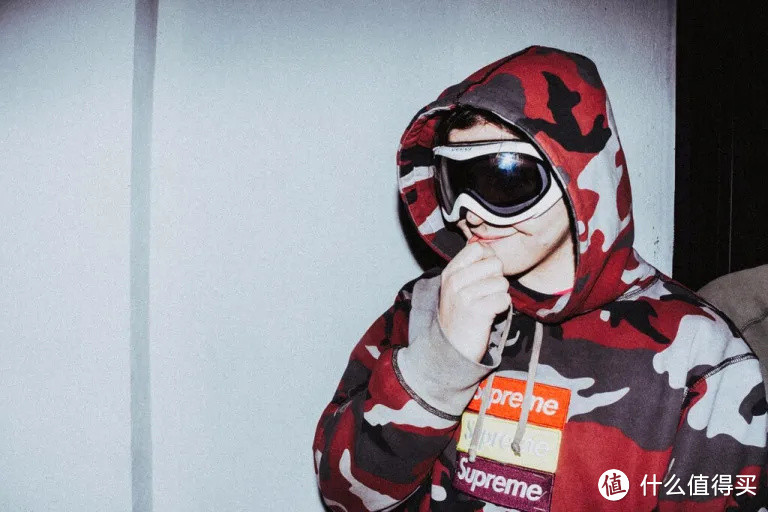 预定2021年zuì狂品牌!?恶搞叠加3个Box Logo,成龙猿人迷彩你穿过没?