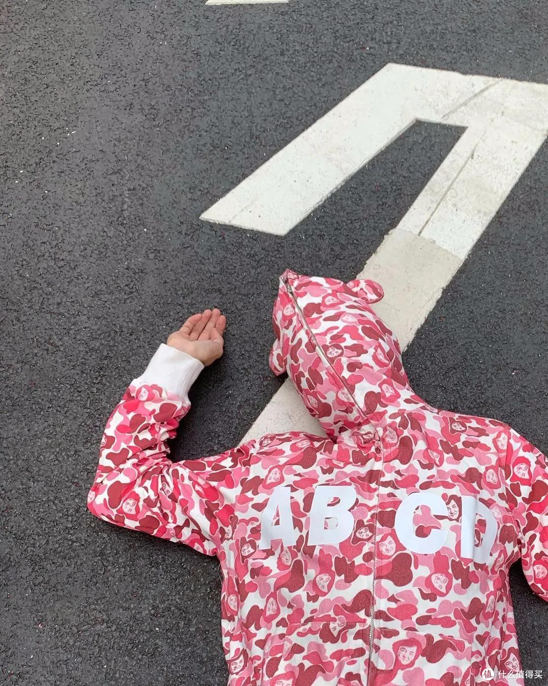 预定2021年zuì狂品牌!?恶搞叠加3个Box Logo,成龙猿人迷彩你穿过没?