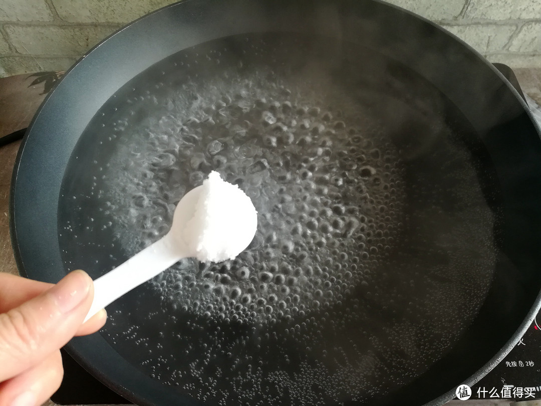 这菜1元1斤,遇见多买点,晒干了存起来,炖肉炒菜都很香