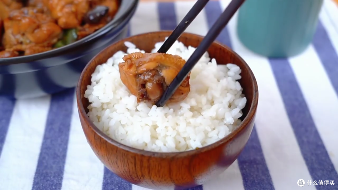 黄焖鸡,吃起来非常香,汤汁泡饭堪称一绝