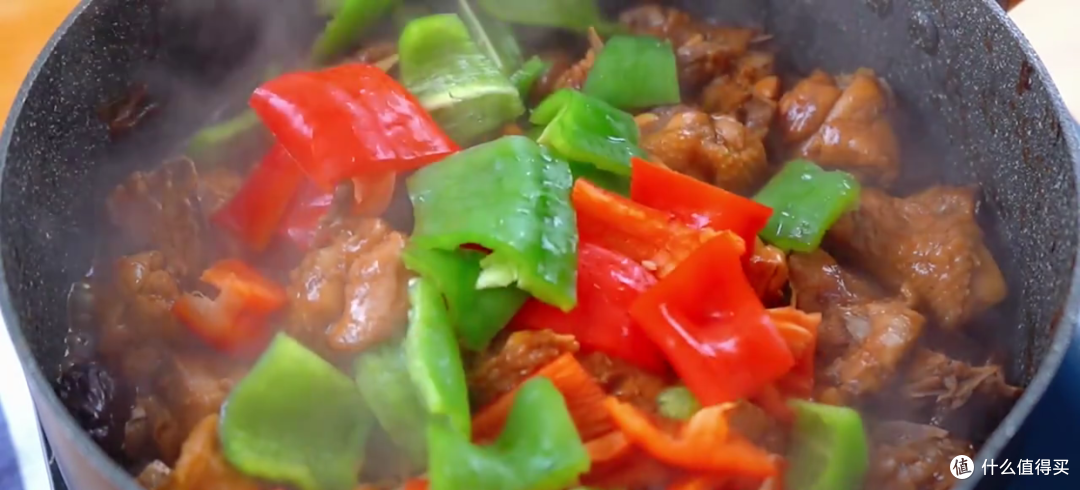 黄焖鸡,吃起来非常香,汤汁泡饭堪称一绝