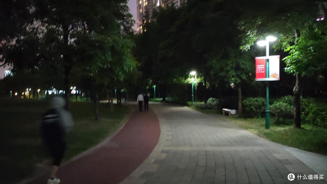 想跑步,楼下就是跑道