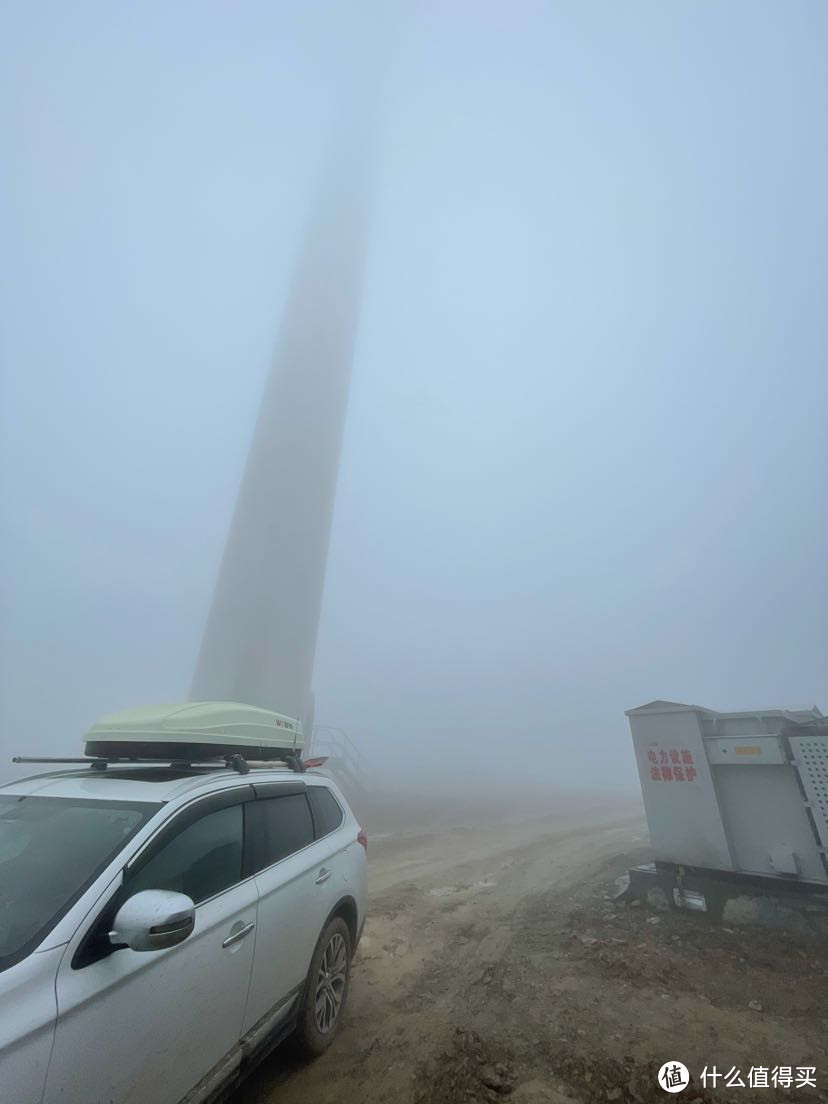 近在咫尺的风车，看不到风叶。 不过车不错，适合自驾游。哈哈哈哈