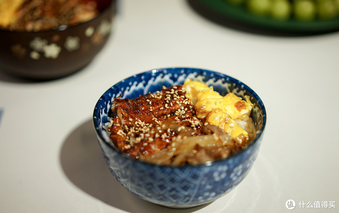 舀好米饭，摆上肥牛、鳗鱼、鸡蛋，撒上芝麻和海苔粉，完工~