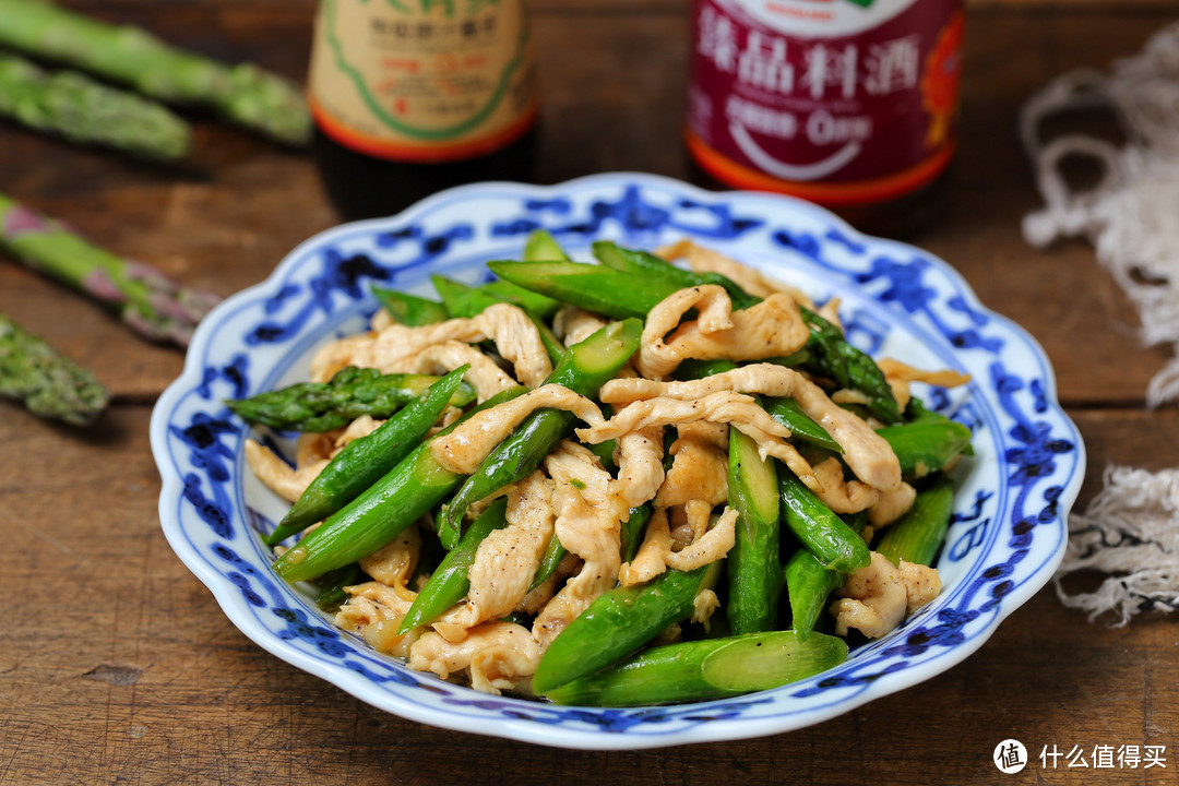 水煮鸡胸食同嚼蜡，搭配芦笋这样做，脆嫩低脂营养均衡，好吃不胖