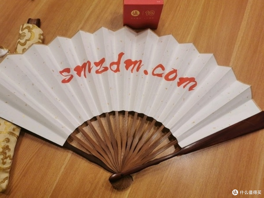 值得买十周年纪念版折扇再次到手！多参加活动机会总是有的！爱啦！