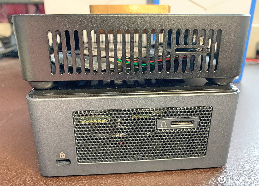 NUC8双烤50W不爆炸？DIY PC版机箱焦作人 小伙直呼：魔鬼吧！