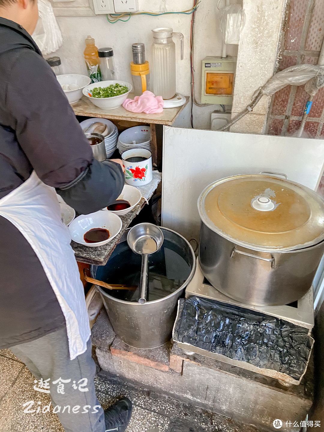 扬州周边千年古镇上有家百年网红馄饨店，一早上能卖400碗