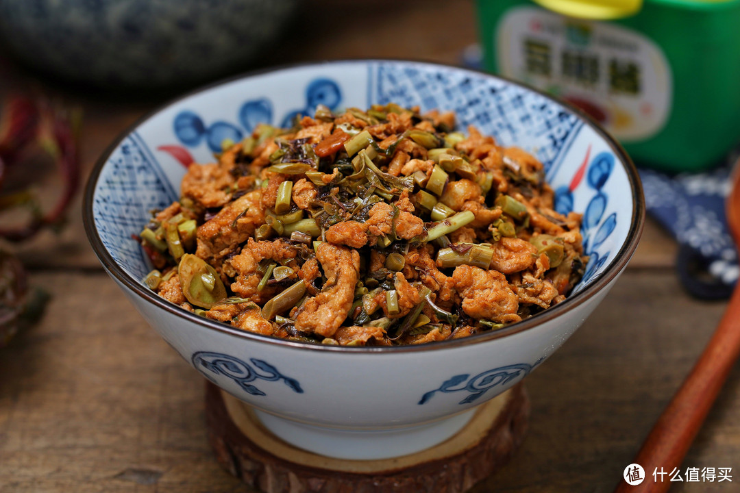 香椿炒鸡蛋只需这一种调料,酱香浓郁简单快手,佐粥拌面两相宜!