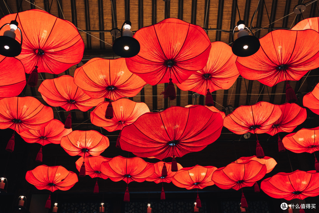 上面的红伞灯
