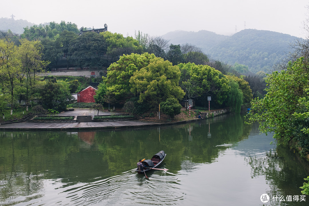 吃过早餐可以坐船去大禹陵游玩，也可以在酒店的水道中穿梭