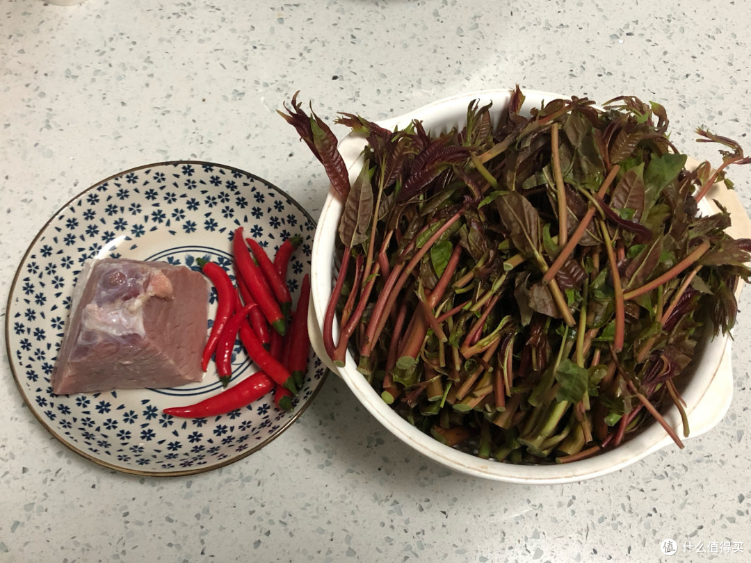 香椿别再炒鸡蛋了,配上牛肉这样吃,香辣过瘾,吃完之后唇齿留香