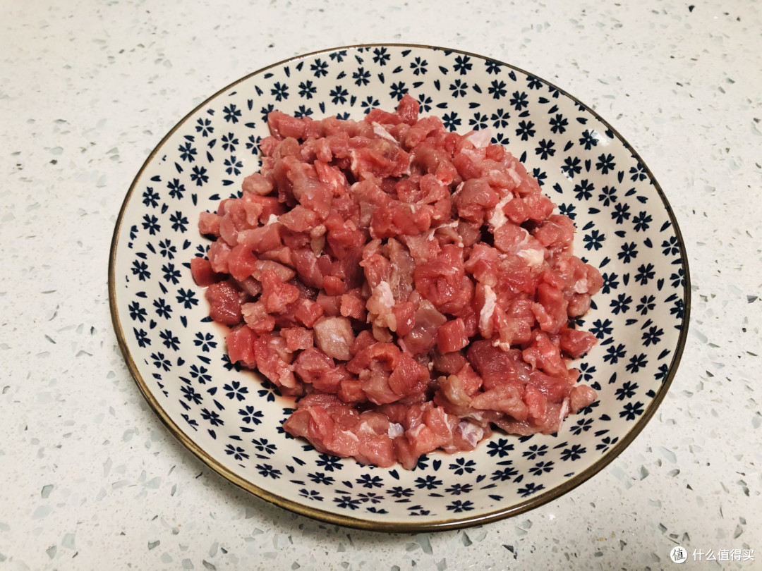 香椿别再炒鸡蛋了,配上牛肉这样吃,香辣过瘾,吃完之后唇齿留香
