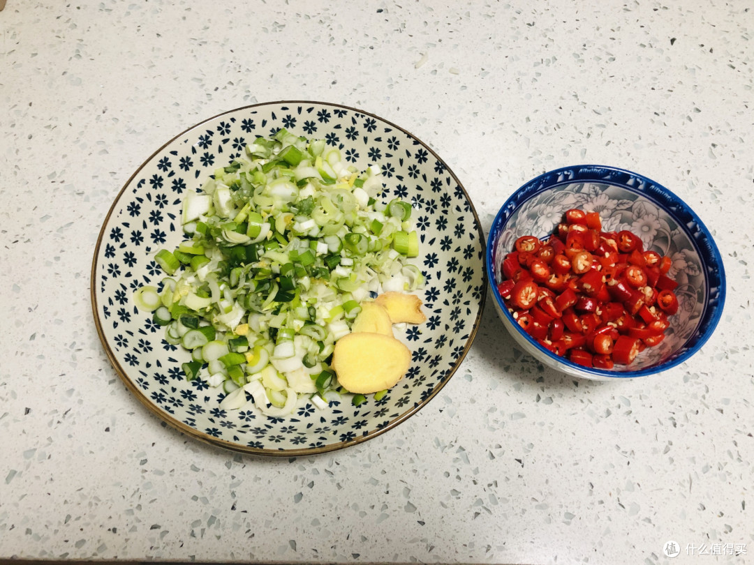 香椿别再炒鸡蛋了,配上牛肉这样吃,香辣过瘾,吃完之后唇齿留香