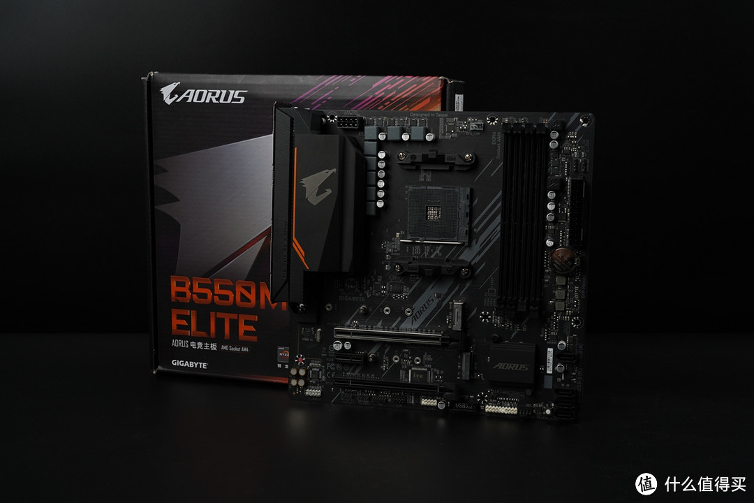 整体采用黑色 PCB 板，IO 接口处散热装甲部分点缀有 AORUS 品牌标志性的 Logo 以及橙色线条配色。