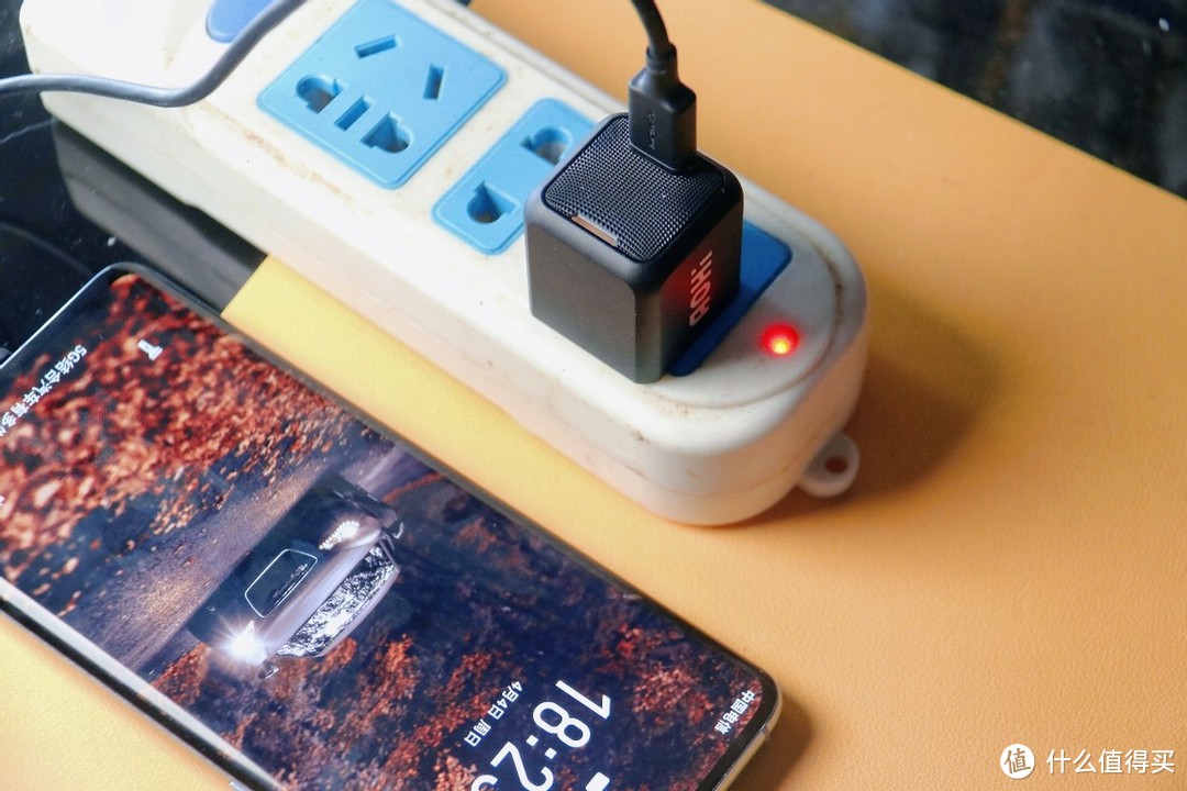 只有拇指大小的新氮化镓微型大功率充电器:AOHI 30W上手实测