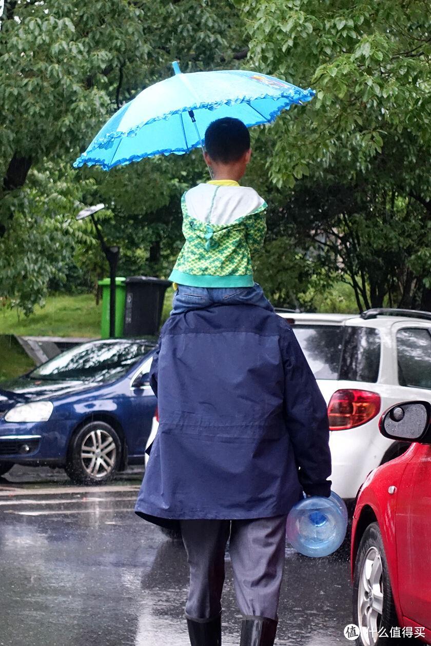 盘点那些萌娃上学路上遮风挡雨的装备