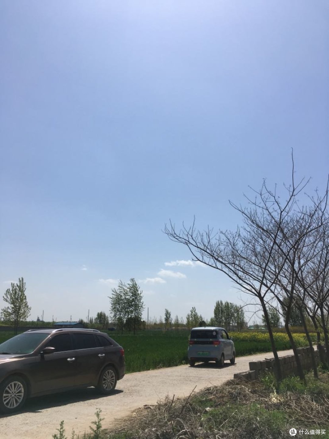 小时候跟着我爸妈来这边姥爷家送节礼，感觉路很宽。现在看来就是一条错车困难的乡村小道。世间万千的变化，其实归根结底就那么一点点东西是真的，其他大多是虚妄。