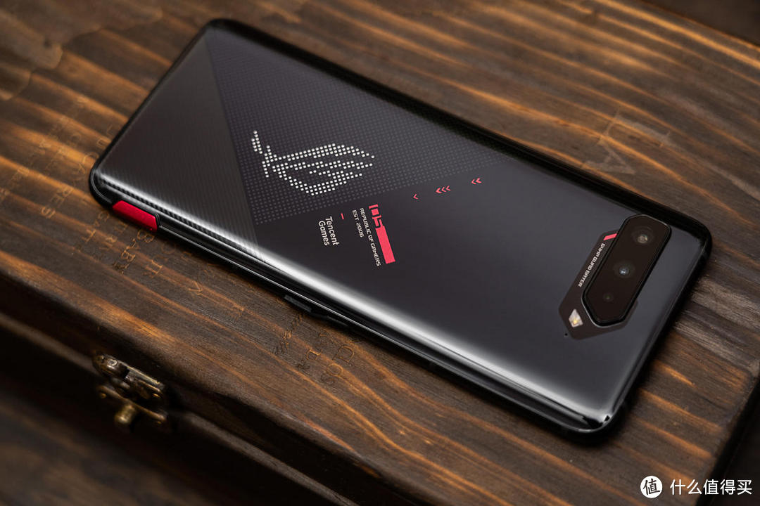 ROG Phone 5：王者背后的王者，助你攀登巅峰之路