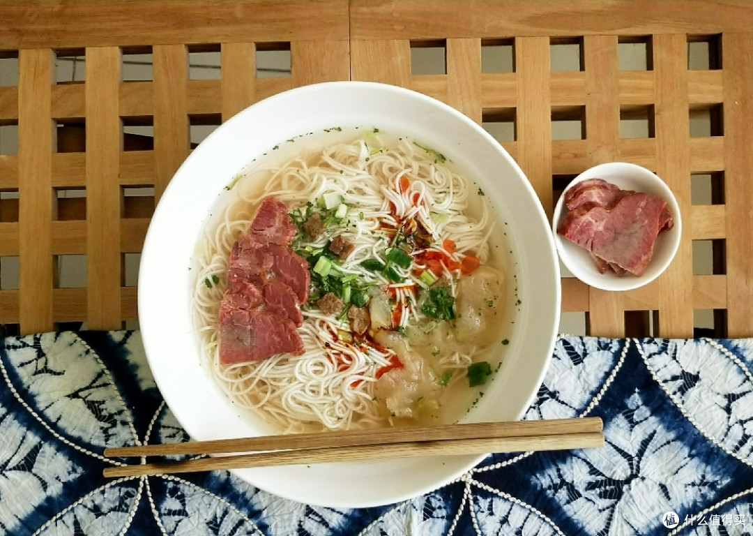 这个是冲泡好的兰州拉面，牛肉是我一起下单买的，料包里面的牛肉是非常小的