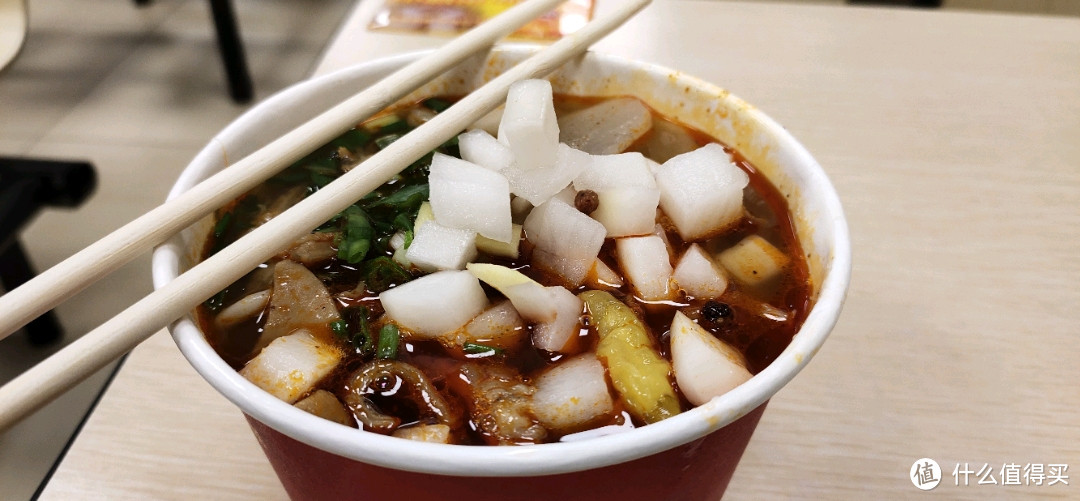 今夜“胡泊”武汉雨夜街头,偶遇一碗牛杂粉,感情如何?真是贴切的胡泊情怀