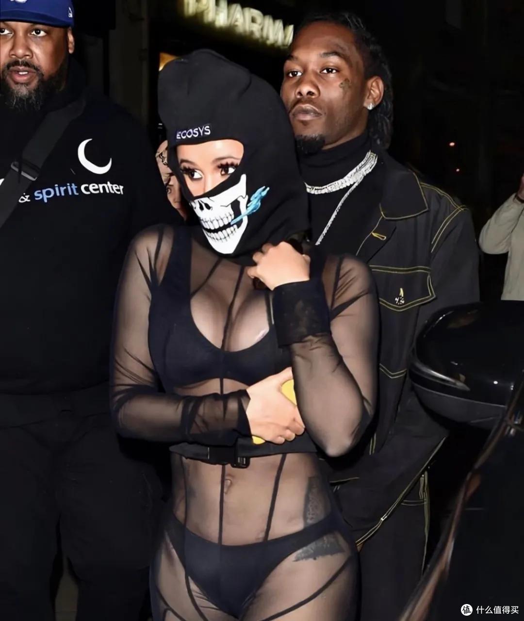 过气夫妻也是Ecosys的忠实粉丝，Cardi B曾在巴黎时装周上身骷髅面具