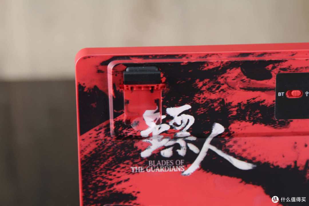 这本经典国漫出了联名键盘——黑爵K680T镖人定制版
