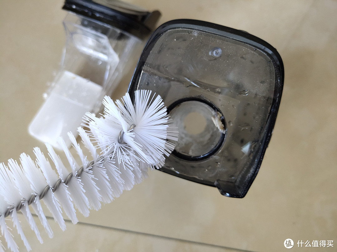湿垃圾、黏腻污渍用吸尘器和电拖把搞不定?试试这款MOVA无线自清洁洗地机 Rolla5!