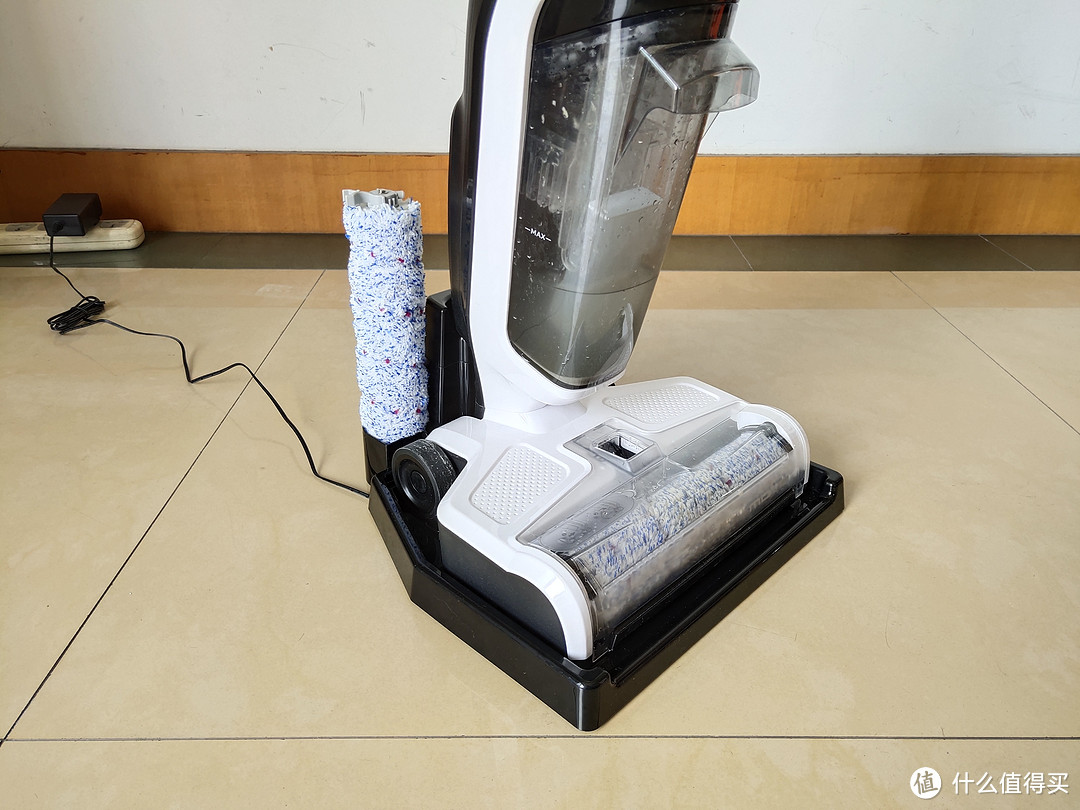 湿垃圾、黏腻污渍用吸尘器和电拖把搞不定?试试这款MOVA无线自清洁洗地机 Rolla5!