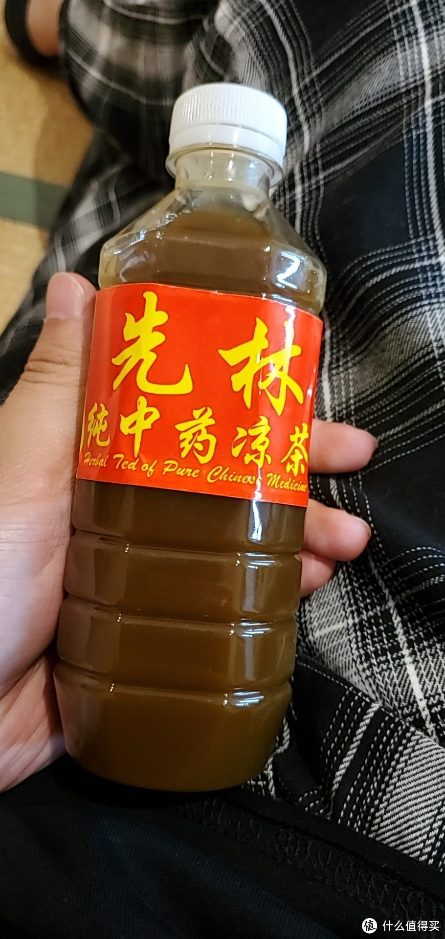 滚烫的凉茶，听说是为了喝下去发汗的！中药味！