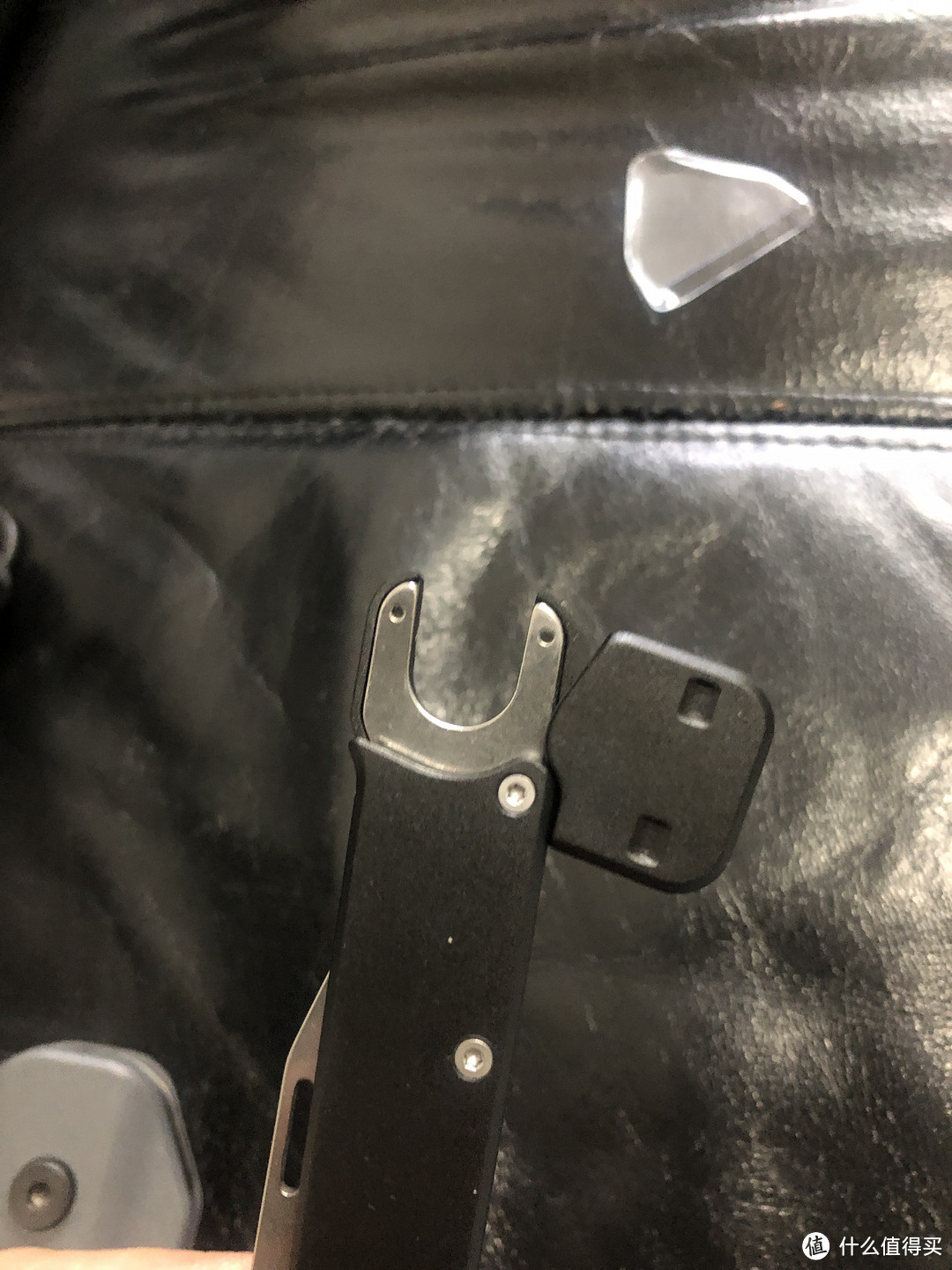 小刀刀把尾部，可以将黑色塑料尾帽打开，露出u型插口，和铲子主体结合在一块，这个小刀就是延长柄了。