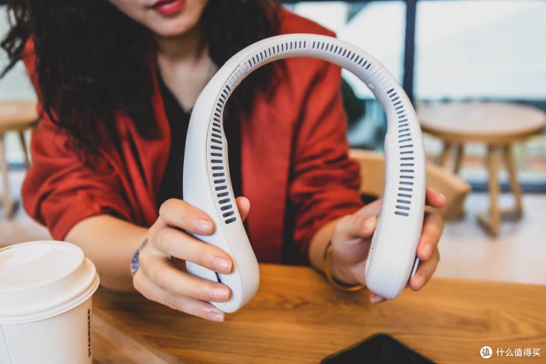 能够随身携带的清凉|几素挂脖小风扇