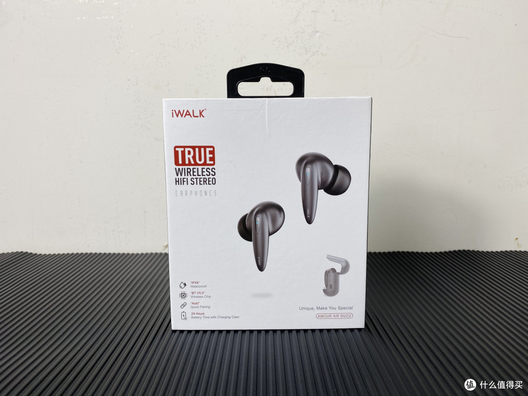 外包装方面,iwakl魔音tws耳机整体包装风格非常大气,国际范十足,正面